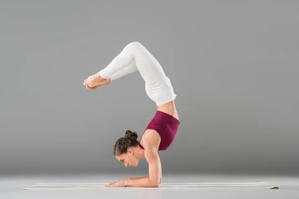 Mujer haciendo ejercicio de yoga - foto de stock