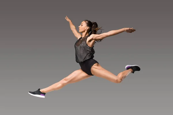 Спортивний дівчина, стрибки — Stock Photo