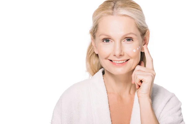 Reife Frau Anwendung kosmetischer Creme — Stockfoto