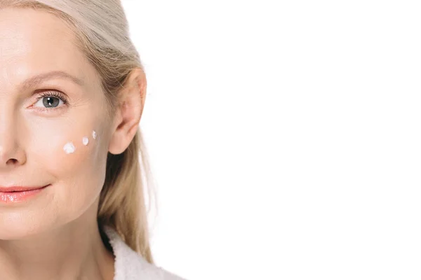 Femme mature avec crème cosmétique sur le visage — Photo de stock