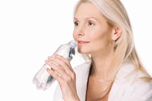 Mujer madura agua potable - foto de stock