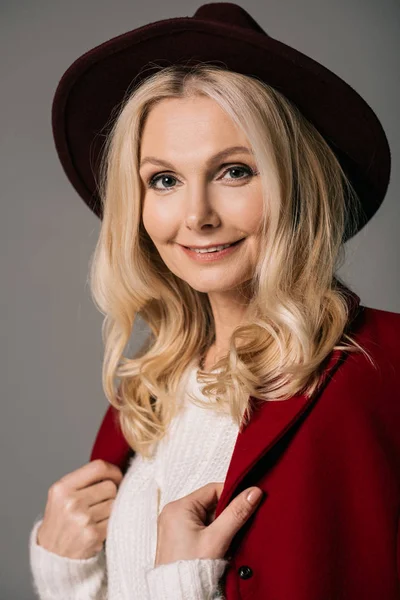 Mujer con abrigo rojo y sombrero - foto de stock