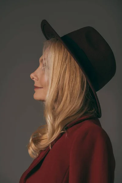 Улыбающаяся зрелая женщина в шляпе — стоковое фото