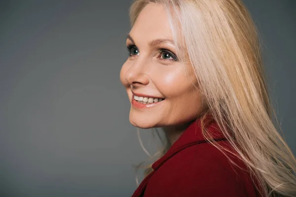 Mujer madura sonriente - foto de stock