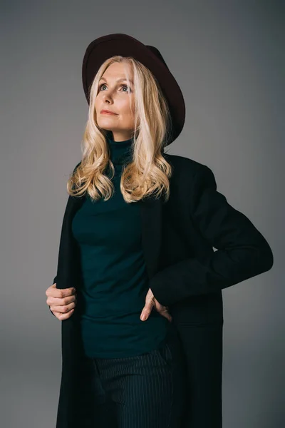 Mulher madura de casaco e chapéu — Fotografia de Stock