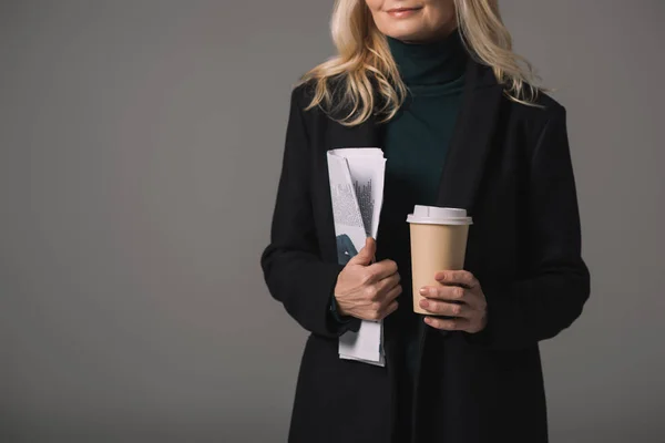 Femme d'affaires avec papiers et café — Photo de stock