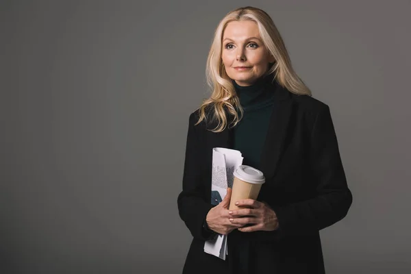 Donna d'affari con documenti e caffè — Foto stock