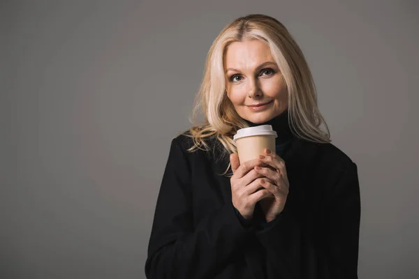 Femme avec tasse de café jetable — Photo de stock