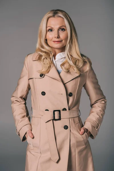 Reife Frau im Trenchcoat — Stockfoto