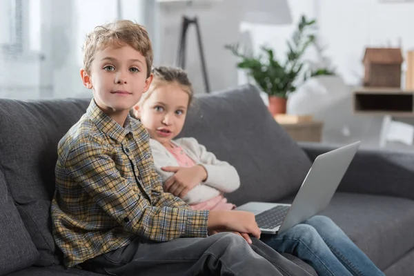 Enfants avec ordinateur portable — Photo de stock