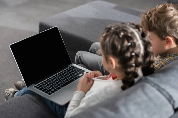 Enfants avec ordinateur portable — Photo de stock