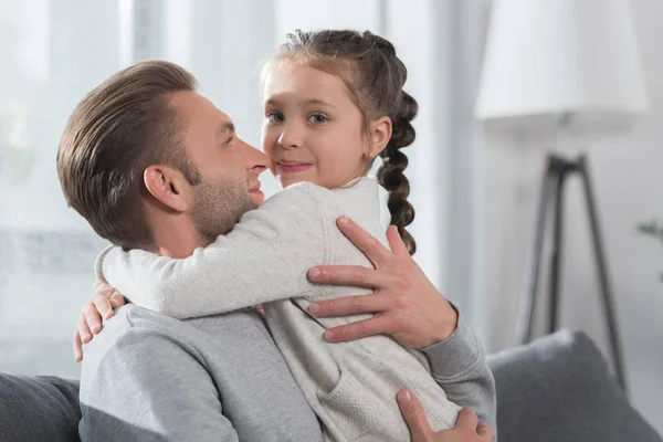 Père câlin fille — Photo de stock