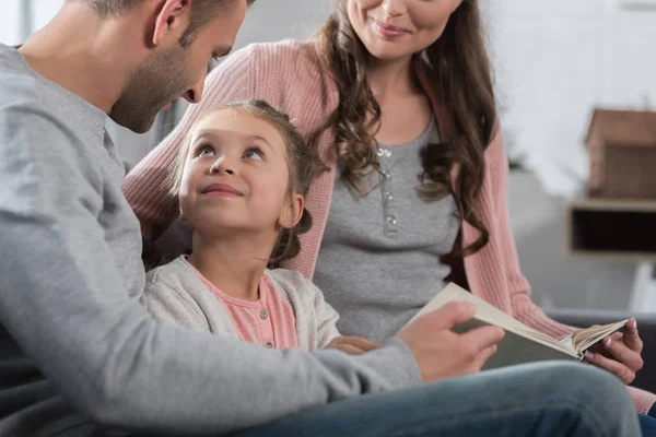 Eltern lehren Tochter zu Hause lesen — Stockfoto