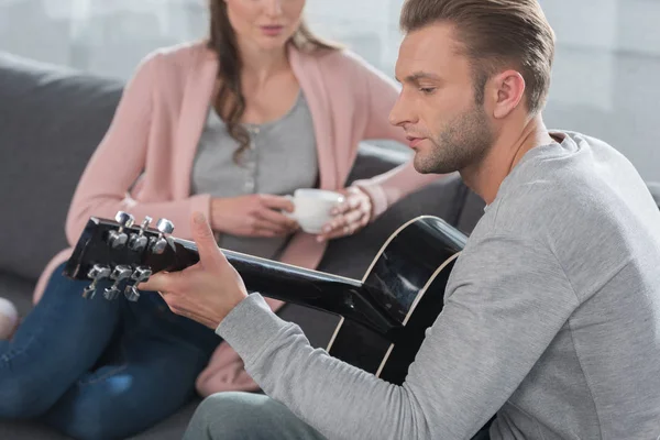 Petit ami jouant de la guitare à petite amie — Photo de stock