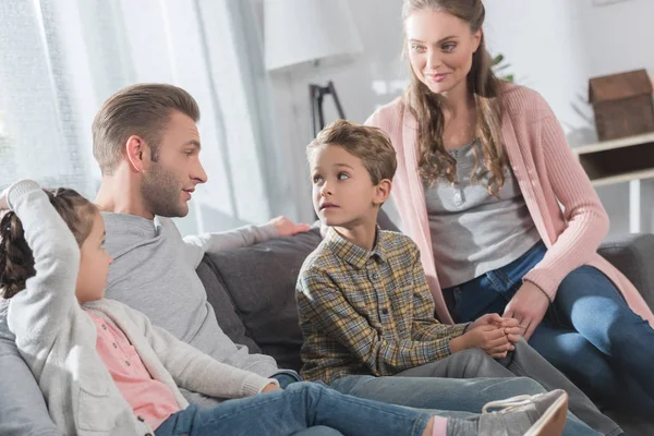 Dad telling kids story at home — Stock Photo