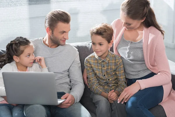 Famiglia seduta sul divano — Foto stock