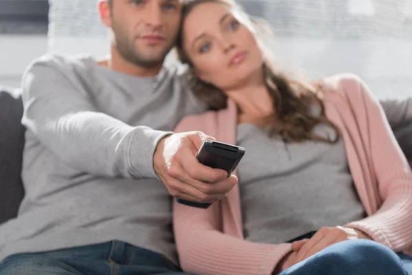 Novio sosteniendo mando a distancia - foto de stock