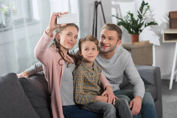 Familie macht Selfie mit Smartphone — Stockfoto