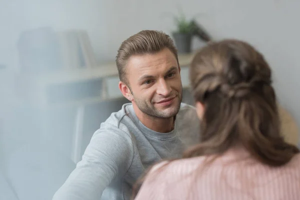 Freund schaut Freundin an — Stockfoto