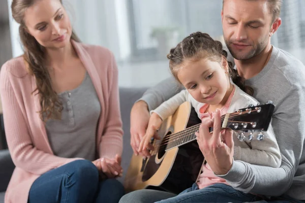 Pai ensinando filha guitarra — Fotografia de Stock