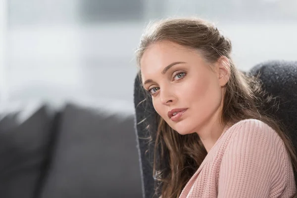 Retrato de mujer hermosa - foto de stock