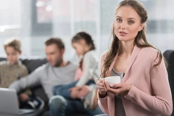 Frau mit Tasse Kaffee zu Hause — Stockfoto