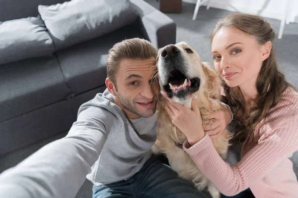 Couple taking selfie with dog — Stock Photo