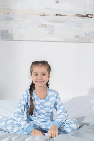 Adorable niño en pijama - foto de stock