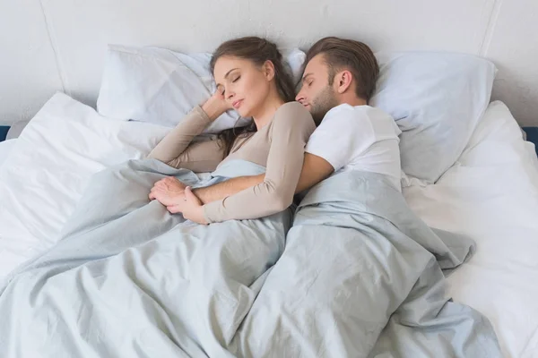 Casal abraçando na cama — Fotografia de Stock