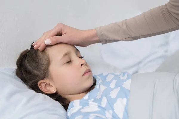 Mutter berührt Töchter an der Stirn — Stockfoto