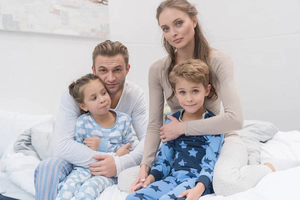 Eltern mit Kindern im Pyjama — Stockfoto