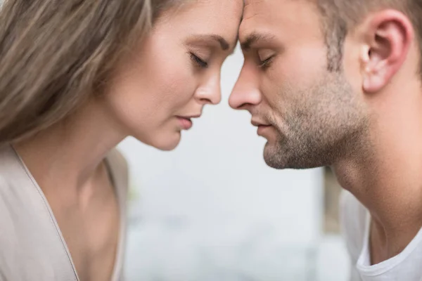 Couple touching foreheads — Stock Photo