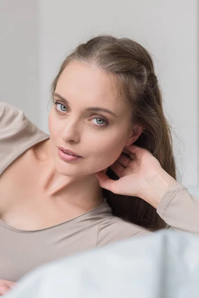 Frau liegt auf Bett — Stockfoto