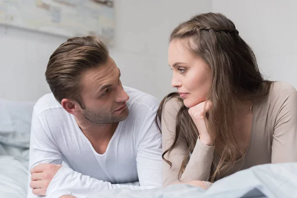 Paar liegt auf Bett — Stockfoto