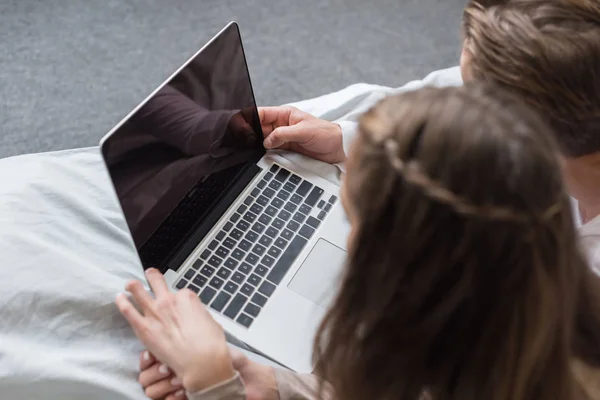 Couple avec ordinateur portable — Photo de stock