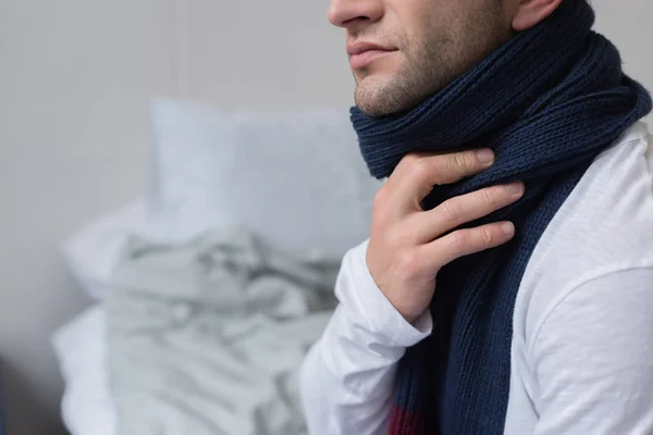 Hombre enfermo con bufanda en el cuello — Stock Photo