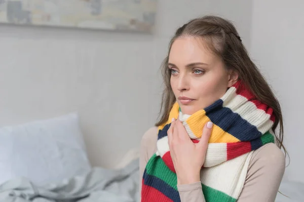 Хвора жінка в шарфі над шиєю — стокове фото
