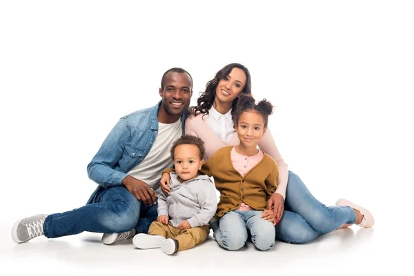 Щаслива афроамериканська сім'я з двома дітьми — стокове фото