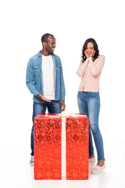 Couple afro-américain avec cadeau — Photo de stock