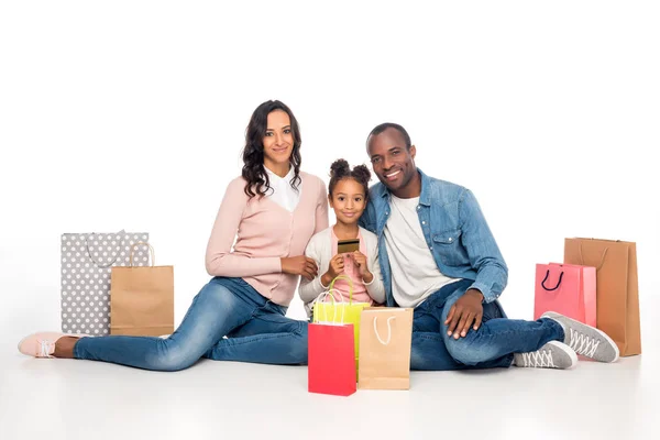 Família afro-americana com sacos de compras — Fotografia de Stock