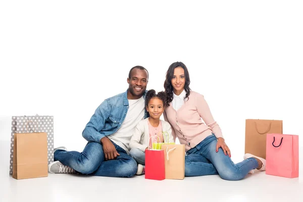 Familia afroamericana con bolsas de compras - foto de stock