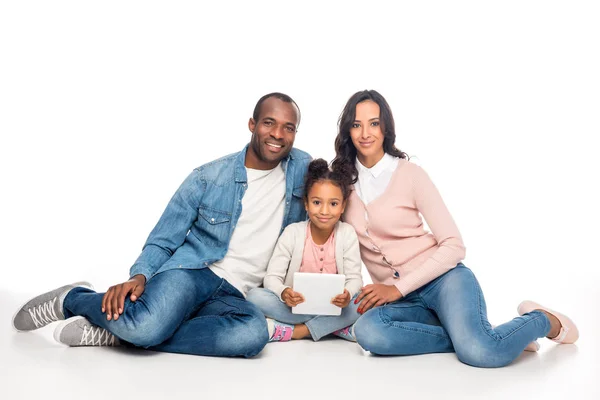 Familia afroamericana con tableta digital - foto de stock