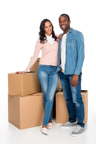 Casal afro-americano com caixas de papelão — Fotografia de Stock
