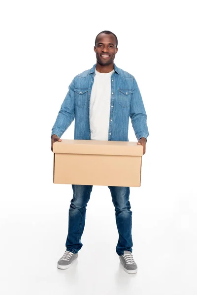 Человек держит картонную коробку — стоковое фото