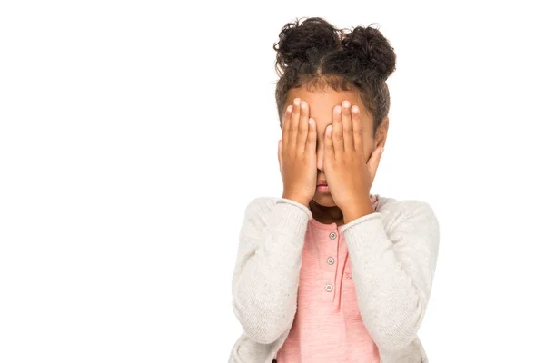 Niño cerrando los ojos con las manos - foto de stock