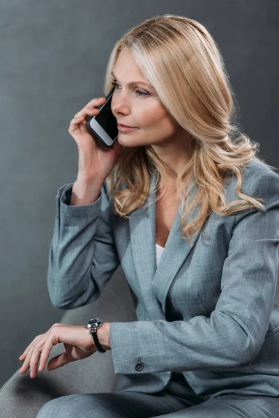 Femme d'affaires parlant par téléphone — Photo de stock