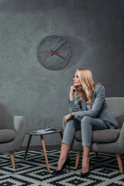 Donna d'affari seduta sulla poltrona in sala d'attesa — Foto stock