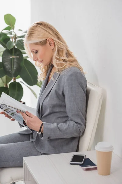 Businesswoman reading magazine — Stock Photo