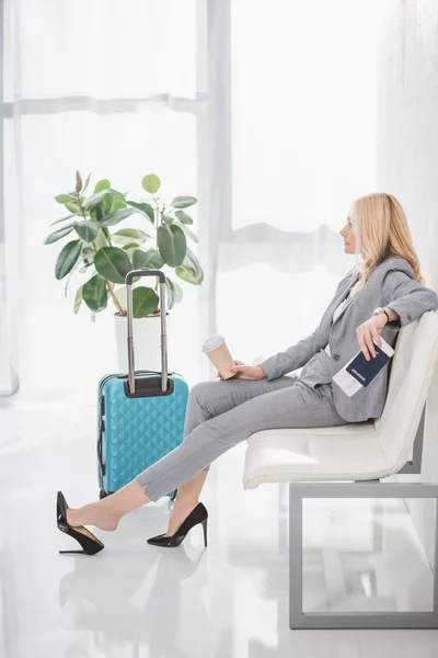 Femme d'affaires en attente du voyage — Photo de stock