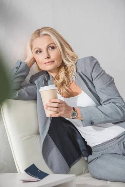Бізнес-леді пити каву — стокове фото
